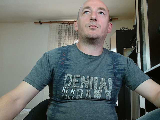 Live sex webcam photo for Richy87111 #277978276