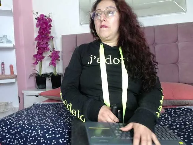 Live sex webcam photo for Rihanamoon #275676862
