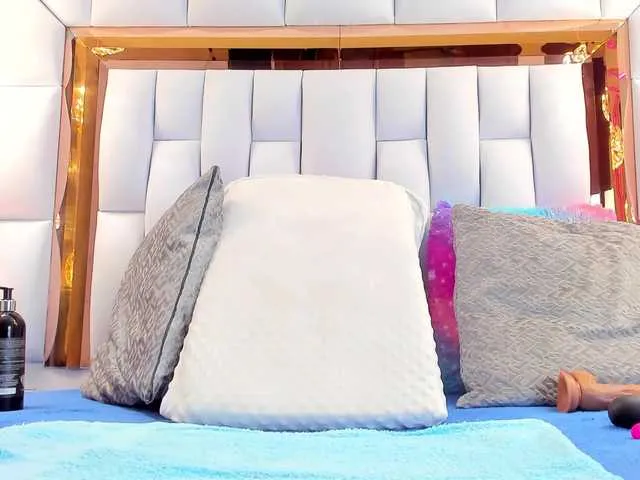 Live sex webcam photo for RileySweet #290764530