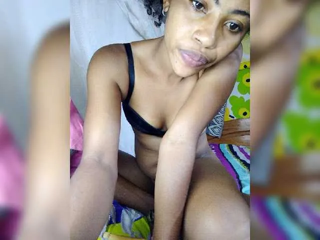 Live sex webcam photo for Rinah92 #276666552