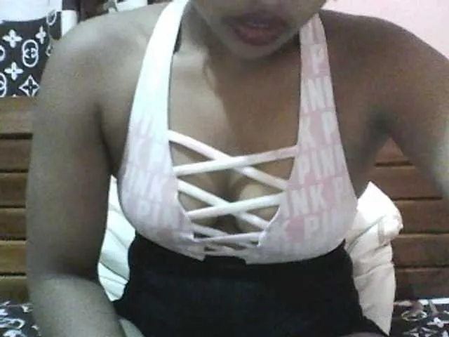 Live sex webcam photo for Roniquelah #272769280