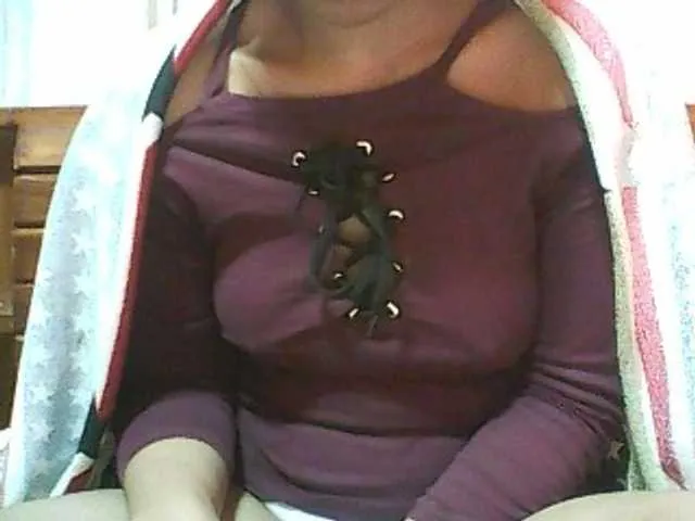 Live sex webcam photo for Roniquelah #273877084