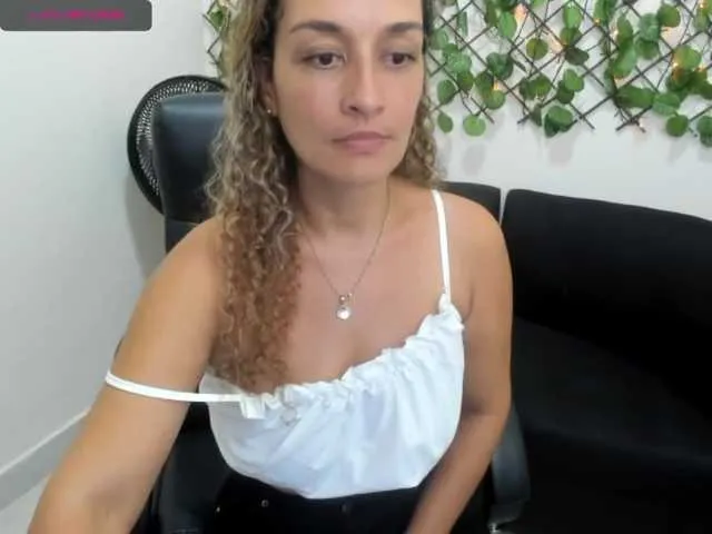 Live sex webcam photo for Rosalba31 #271827464