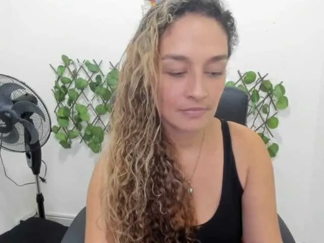 Live sex webcam photo for Rosalba31 #272616409