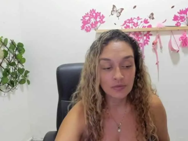Live sex webcam photo for Rosalba31 #272752505