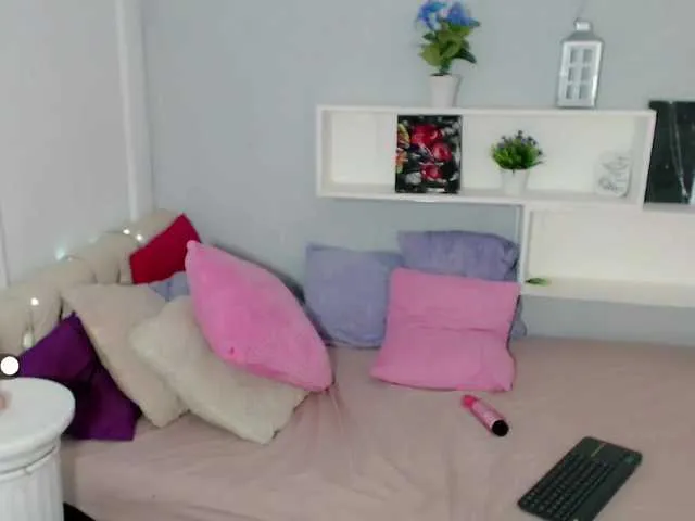 Live sex webcam photo for Rose-Lauren #273691176