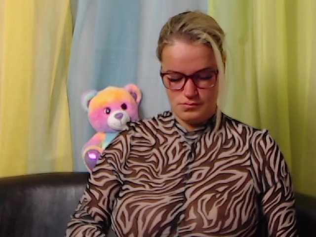 Live sex webcam photo for Roselyn25 #272537120