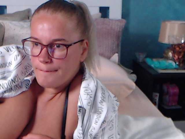 Live sex webcam photo for Roselyn25 #274611876