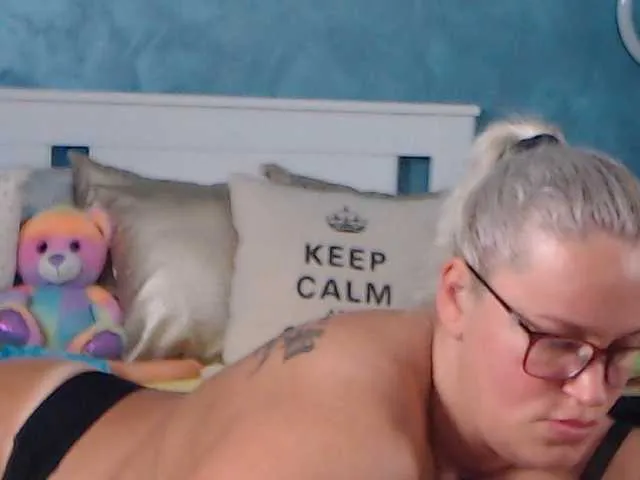 Live sex webcam photo for Roselyn25 #275572408