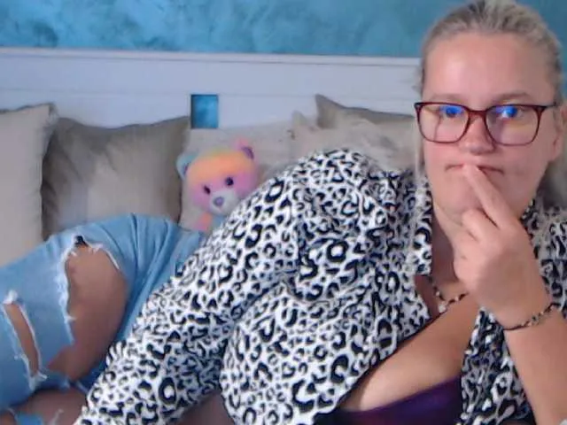 Live sex webcam photo for Roselyn25 #276381826