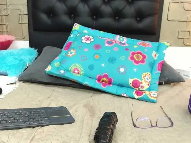 Live sex webcam photo for Rosiiee #273532967