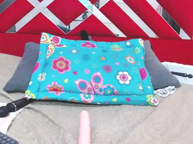 Live sex webcam photo for Rosiiee #273818477