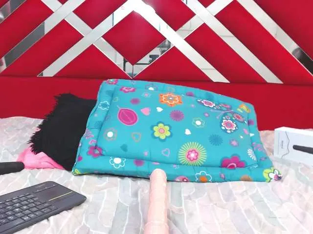 Live sex webcam photo for Rosiiee #273856947