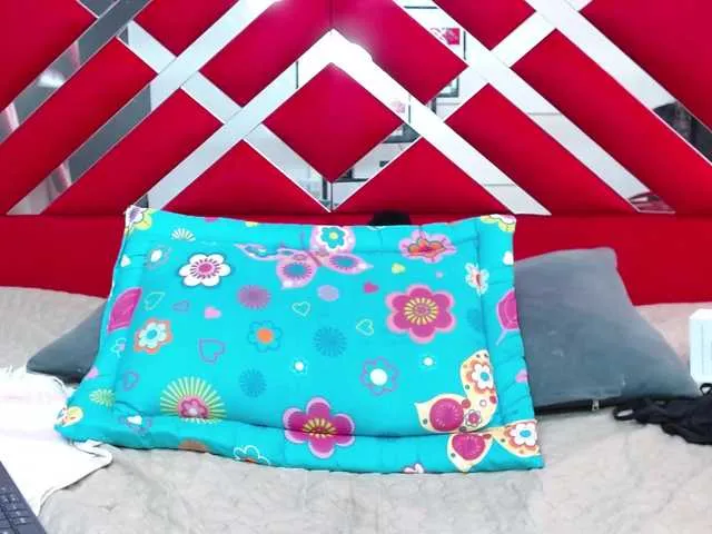 Live sex webcam photo for Rosiiee #274387347