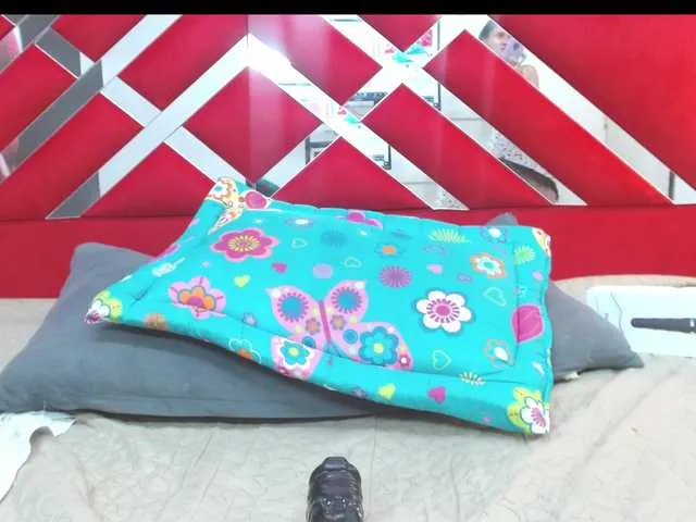 Live sex webcam photo for Rosiiee #275343241