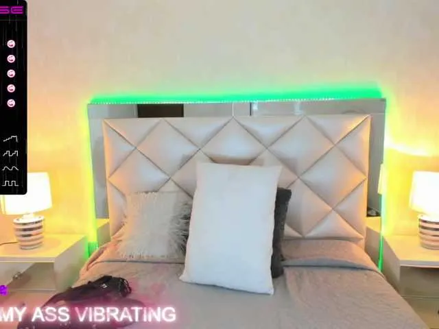 Live sex webcam photo for RosyCameron #273288935