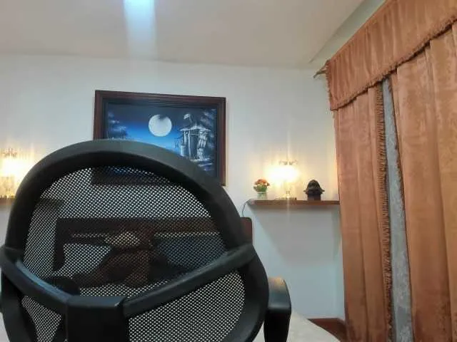 Live sex webcam photo for Rouss- #272365840