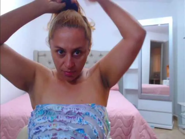 Live sex webcam photo for RoxanaMilf #272427077