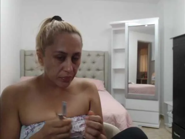 Live sex webcam photo for RoxanaMilf #272440270