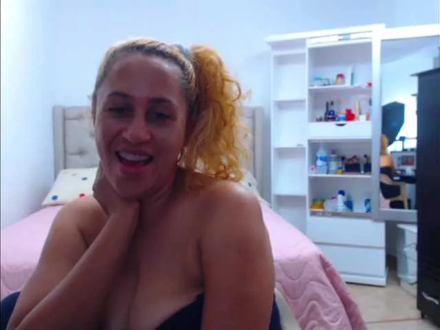 Live sex webcam photo for RoxanaMilf #272656839