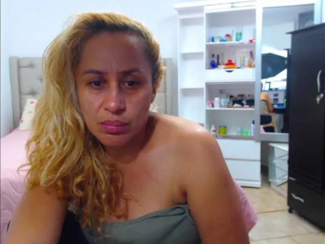 Live sex webcam photo for RoxanaMilf #272780559