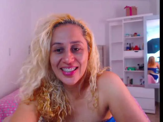 Live sex webcam photo for RoxanaMilf #273264040