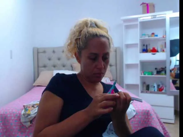 Live sex webcam photo for RoxanaMilf #273266795