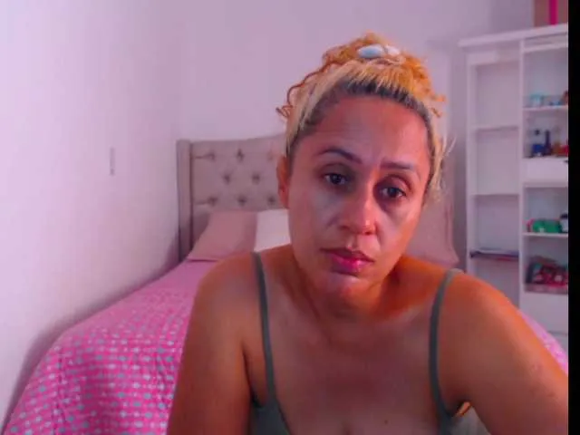 Live sex webcam photo for RoxanaMilf #273340514