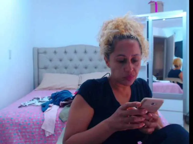 Live sex webcam photo for RoxanaMilf #273397934