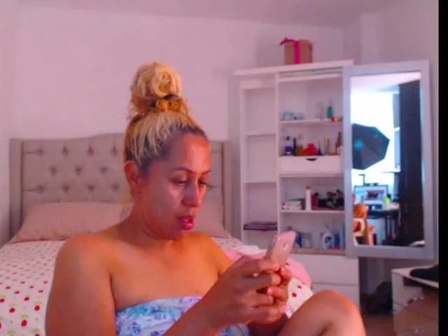 Live sex webcam photo for RoxanaMilf #273420558