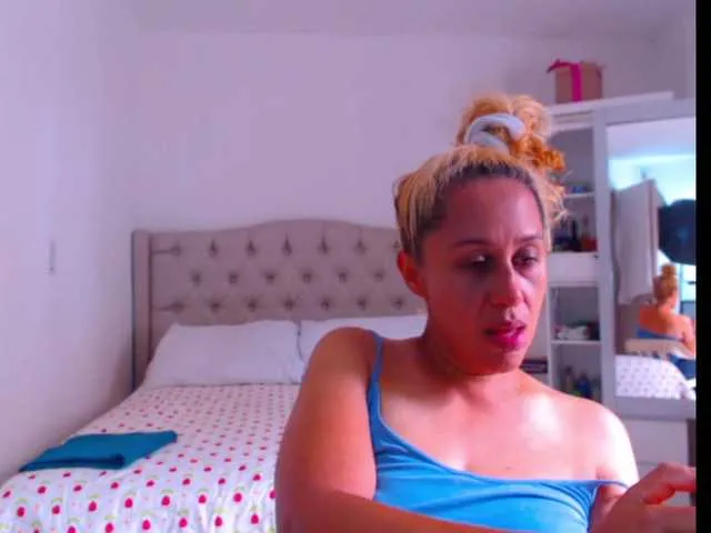 Live sex webcam photo for RoxanaMilf #273440314