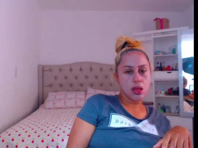 Live sex webcam photo for RoxanaMilf #273464233