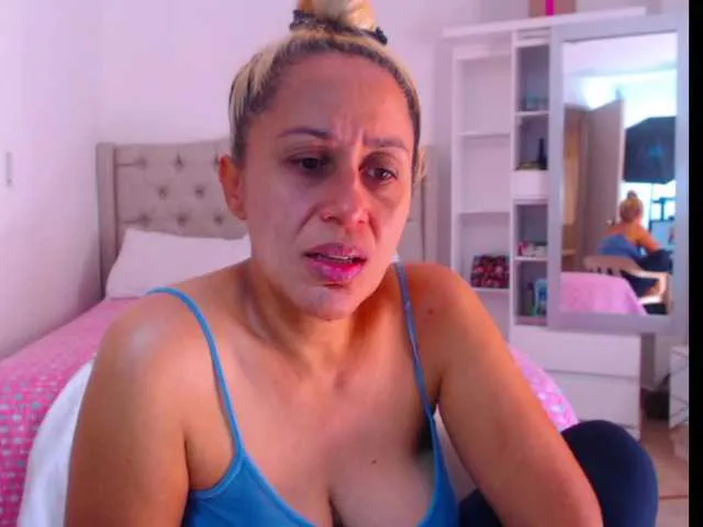 Live sex webcam photo for RoxanaMilf #273564619