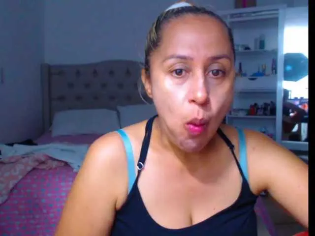 Live sex webcam photo for RoxanaMilf #273567199