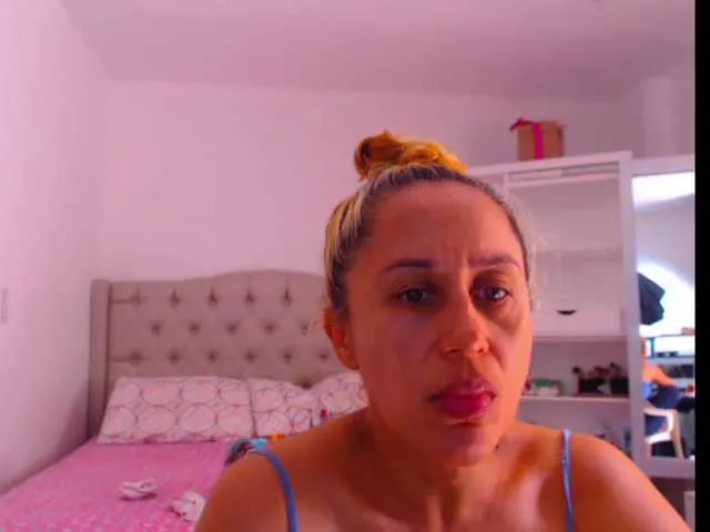 Live sex webcam photo for RoxanaMilf #273594144