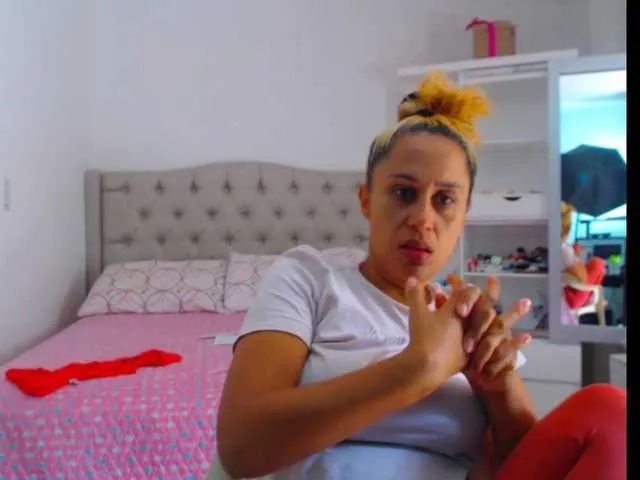 Live sex webcam photo for RoxanaMilf #273605178