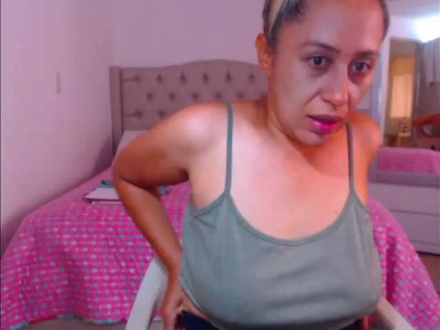 Live sex webcam photo for RoxanaMilf #273690765