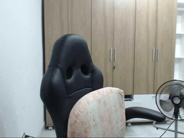 Live sex webcam photo for RoxanaMilf #292250526