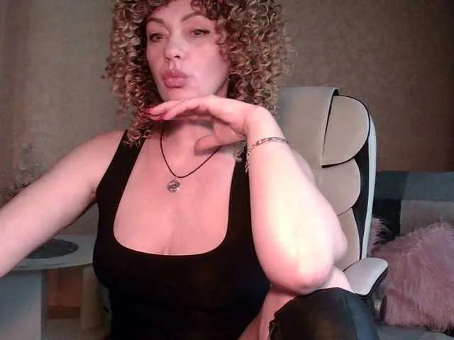 Live sex webcam photo for RoxolanaNiks #293378192