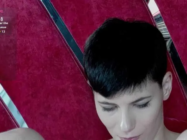 Live sex webcam photo for RoxxyRouge #292311355