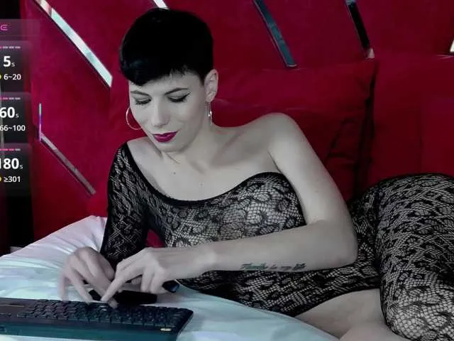 Live sex webcam photo for RoxxyRouge #292342321