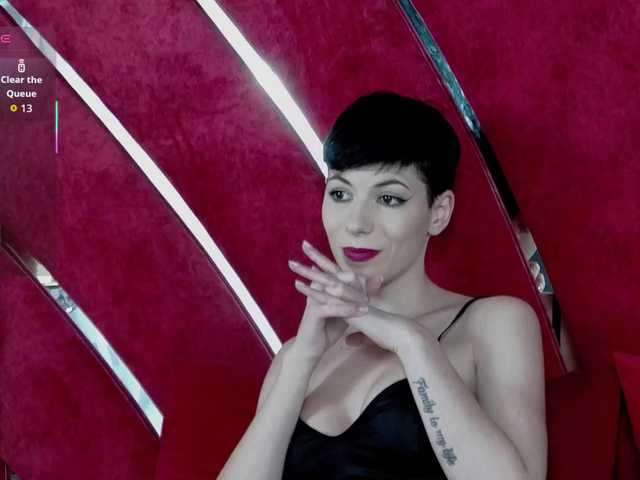 Live sex webcam photo for RoxxyRouge #292463479