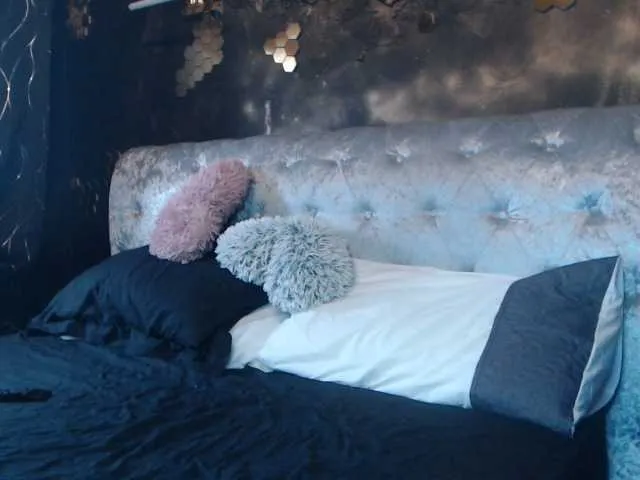 Live sex webcam photo for Roxy-Ella #276823809