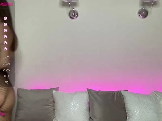 Live sex webcam photo for RoxyDoll #273450674