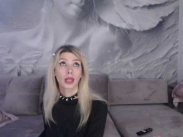 Live sex webcam photo for RoxySkyBlue #276809521