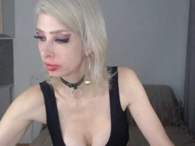 Live sex webcam photo for RoxySkyBlue #289043778