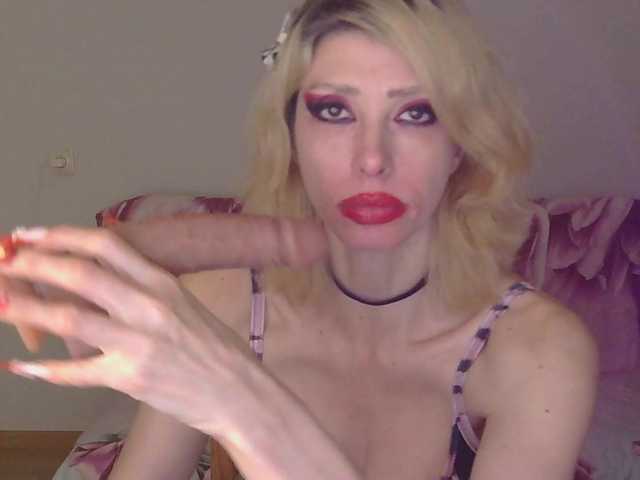 Live sex webcam photo for RoxySkyBlue #290172245