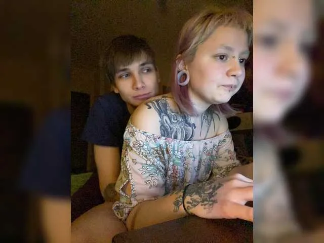 Live sex webcam photo for Royal-Family #271736527