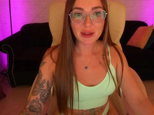 Live sex webcam photo for RoyalOnee #275703379