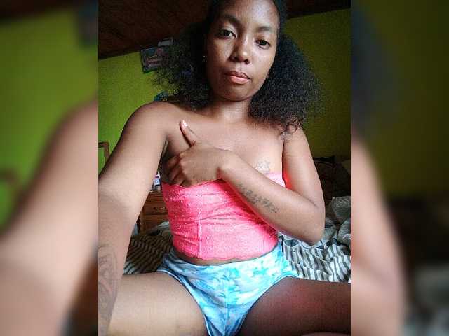 Live sex webcam photo for Rubi02 #273177935